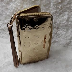 ⭐️MICHAEL KORS LARGE FLAT GOLD METALLIC PHONE CASE